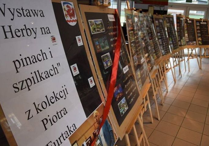 Herby na pinach i szpilkach