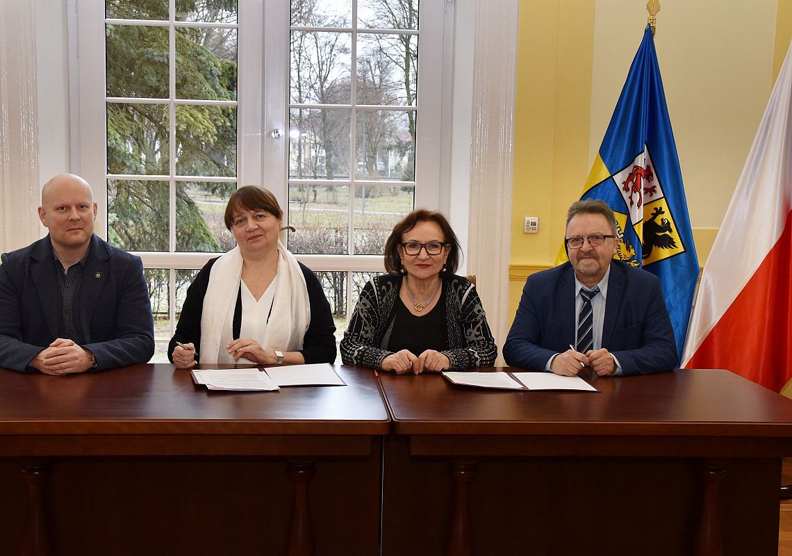 Podpisanie umowy. Od lewej: A.