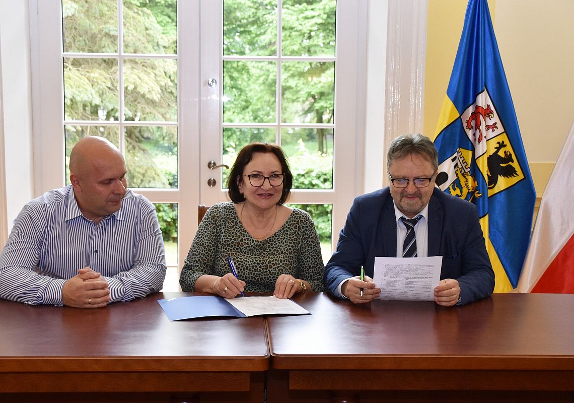 Podpisanie umowy. Od lewej: M.