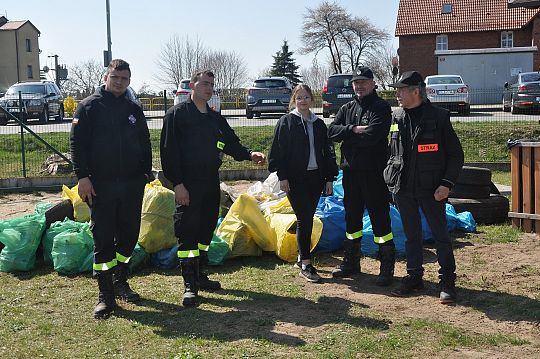 Sprzątanie rzeki z żałobą w