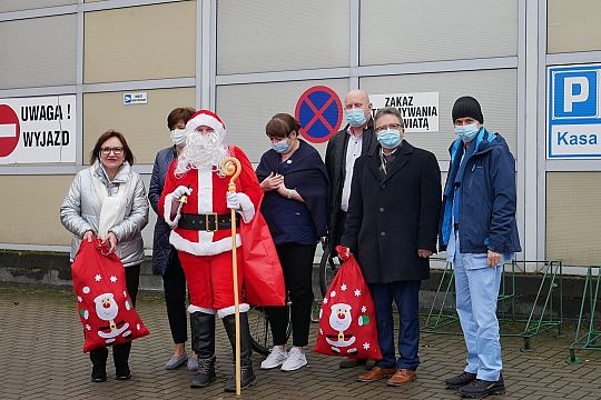 Starostowie w roli „Mikołajów”