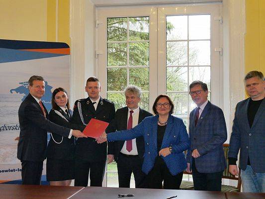 Powiat dofinansowuje strażaków