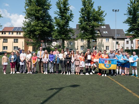 Dziewczęta z piłkarskim