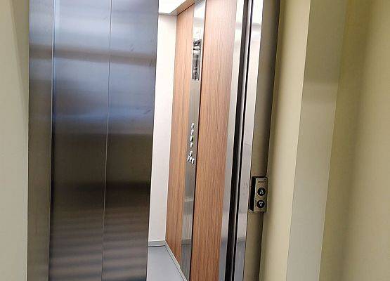 Wejście do windy (na poziomie