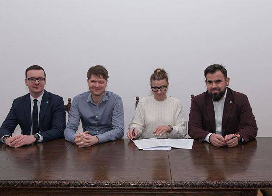 Podpisanie umowy na ścieżki