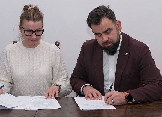 Podpisanie umowy na ścieżki