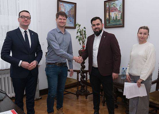 Podpisanie umowy na ścieżki