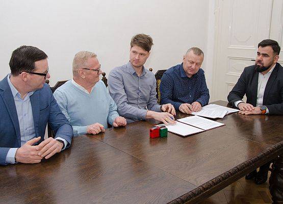 Podpisanie umowy na przebudowę