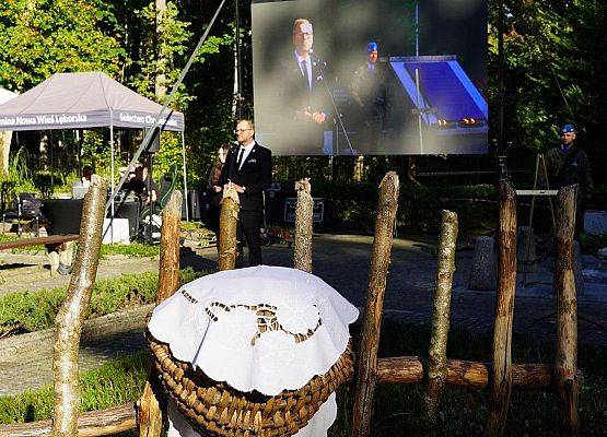 „Z drugiej strony drogi” –