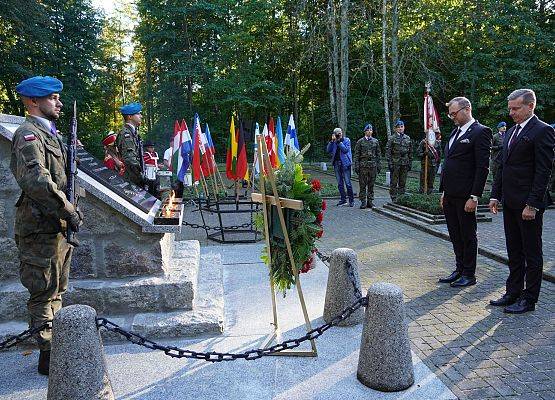 „Z drugiej strony drogi” –