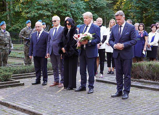 „Z drugiej strony drogi” –