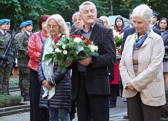 „Z drugiej strony drogi” –