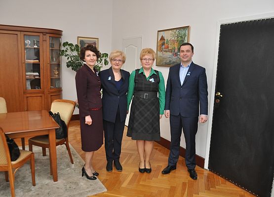 Niebieskie wstążki w