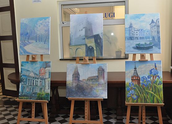 Błękitna wystawa w holu