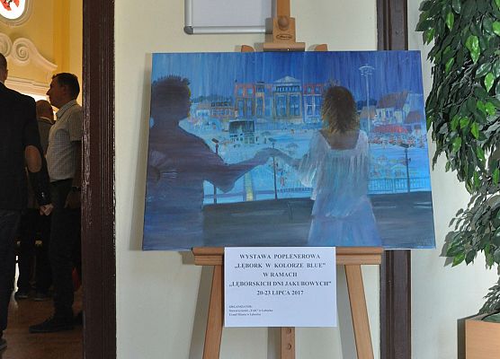 Błękitna wystawa w holu