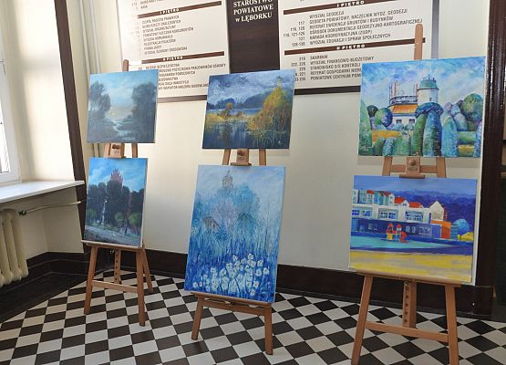 Błękitna wystawa w holu