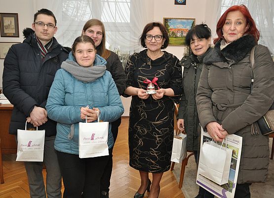 Młodzież, światełko pokoju i