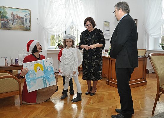 Młodzież, światełko pokoju i