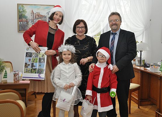 Młodzież, światełko pokoju i