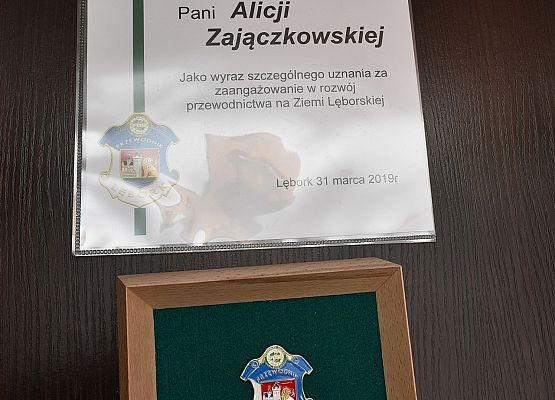 Starosta z turystyczną odznaką