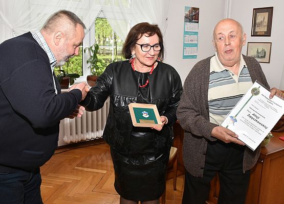 Starosta z turystyczną odznaką