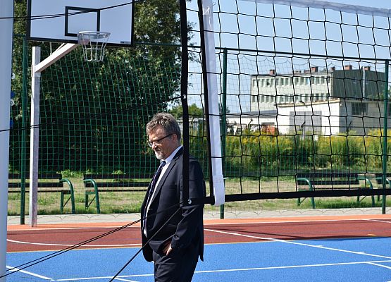 Boisko przy PCE na 2 miesiące