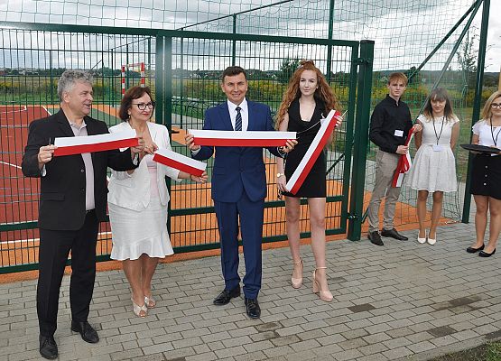 Boisko przy PCE przekazane do