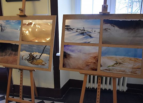 Niezwykłe fotografie w holu