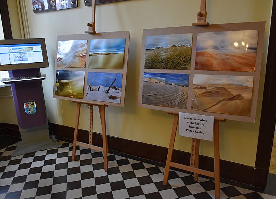 Niezwykłe fotografie w holu