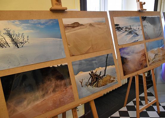 Niezwykłe fotografie w holu