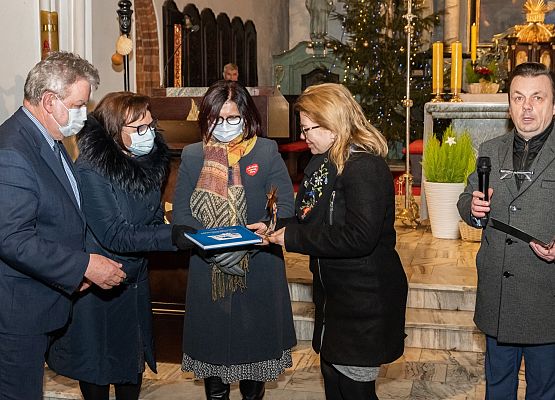 Radna Iwona Mielewczyk wręcza