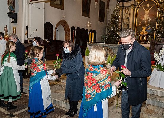 Dzieci wręczają kwiaty