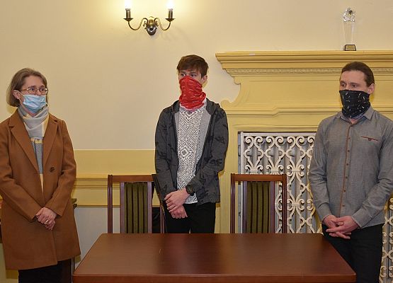 Mateusz z rodzicami (Beatą i