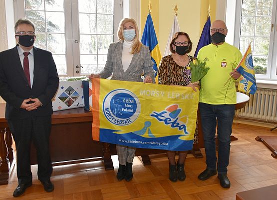 Od lewej na zdjęciu z flagą