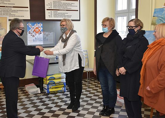 Wręczenie upominu promocyjnego