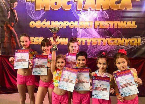 Formacja TEDANS z pucharem i