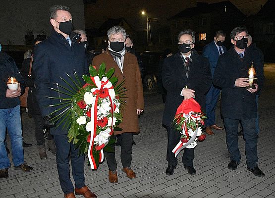 Składanie kwiatów pod tablicą