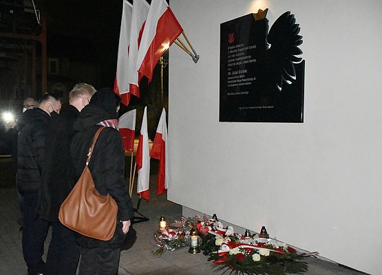 Składanie kwiatów pod tablicą