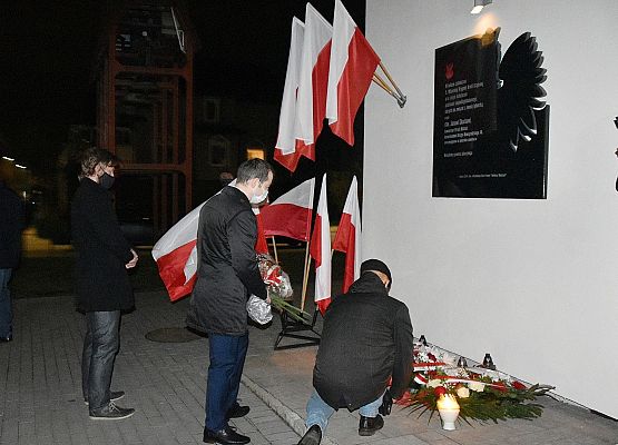 Składanie kwiatów pod tablicą