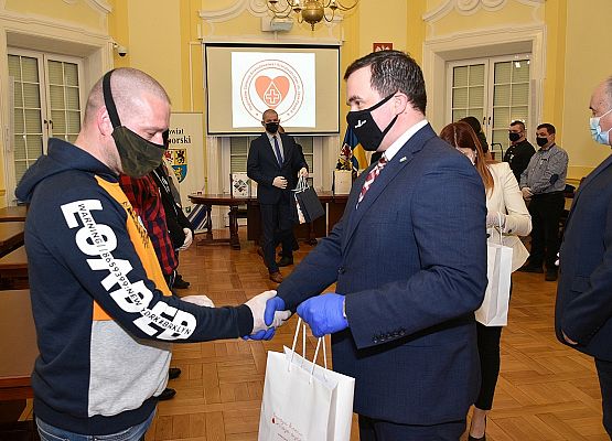 Wręczanie drobnych upominków