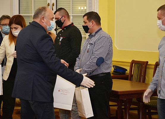 Wręczanie drobnych upominków