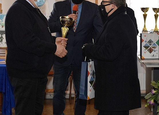 Puchar wręcza Wicestarosta