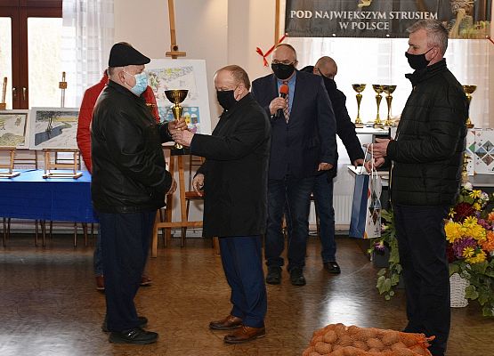 Puchar wręcza wójt Gminy Nowa