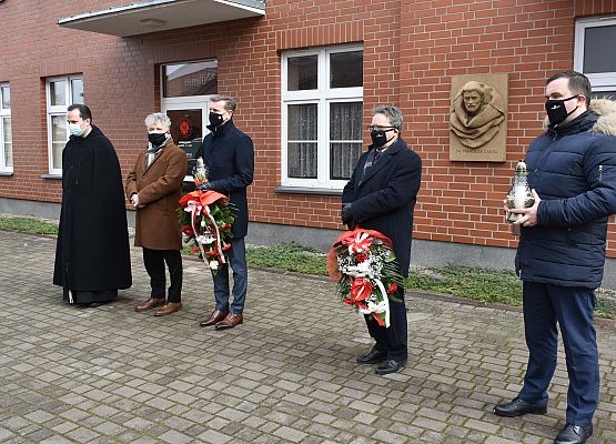 Składanie kwiatów pod tablicą