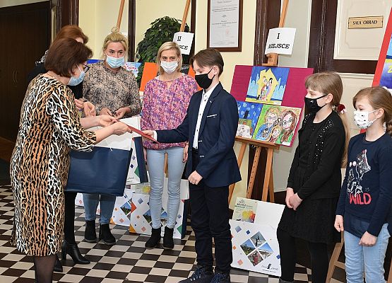 Starosta wręcza nagrowy