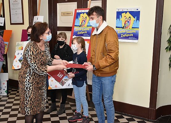 Starosta wręcza nagrodę