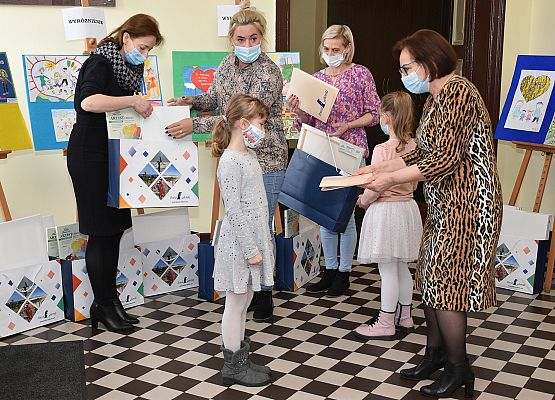 Starosta wręcza nagrodę