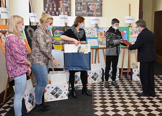 Wicestarosta wręcza dyplom