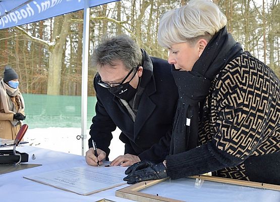 E.Głombiewski podpisuje Akt