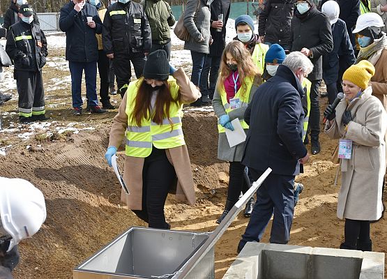 Wolontariusze przy kapsule